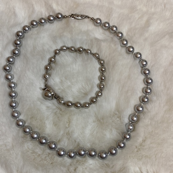 Vintage Grey Pearl Necklace & Bracelet Set - Picture 3 of 7